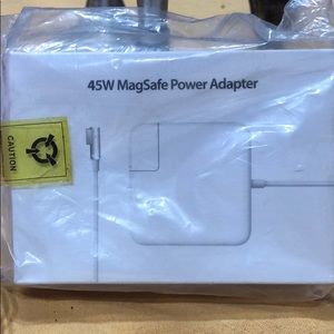 45 W MagSafe Power Adapter for Apple laptops